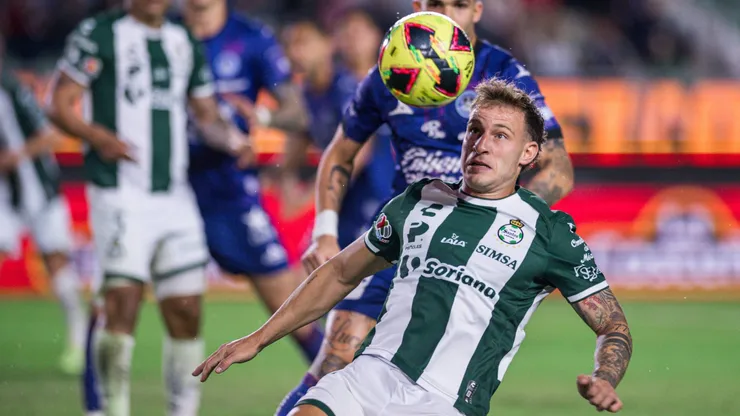 Bruno Barticciotto en acción ante el Mazatlán, rival al que le anotó su primer gol en suelo azteca.