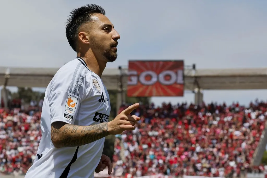El gol de Javier Correa en Colo Colo generó molestia en los hinchas de la U, pero ellos vivieron lo mismo el año pasado. Foto: Photosport.