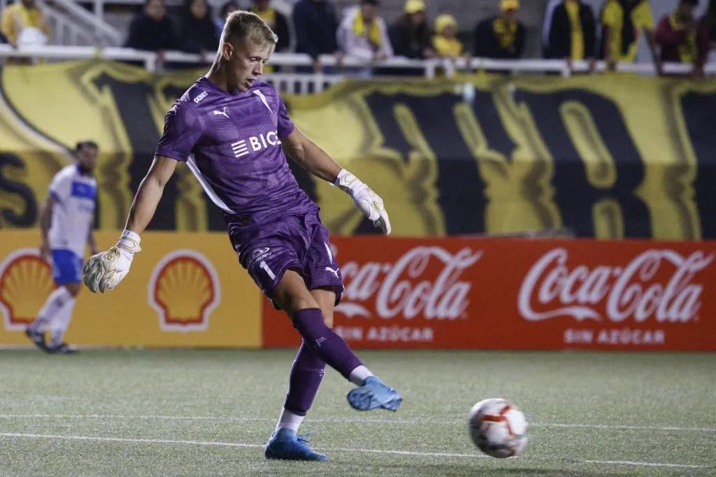 Vicente Bernedo en la UC ante los Canarios. (Martin Thomas/Photosport).