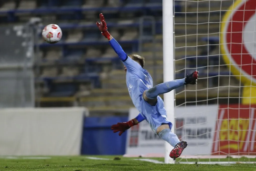 Vicente Bernedo fue figura en la UC ante Deportes Iquique en la Copa Chile 2021. (Marcelo Hernandez/Photosport).