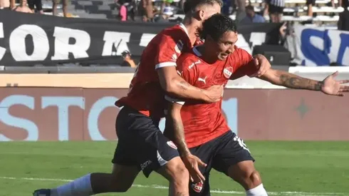 Cabral celebra uno de sus goles en Independiente