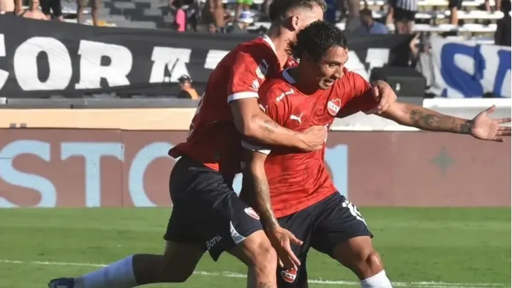 Cabral celebra uno de sus goles en Independiente