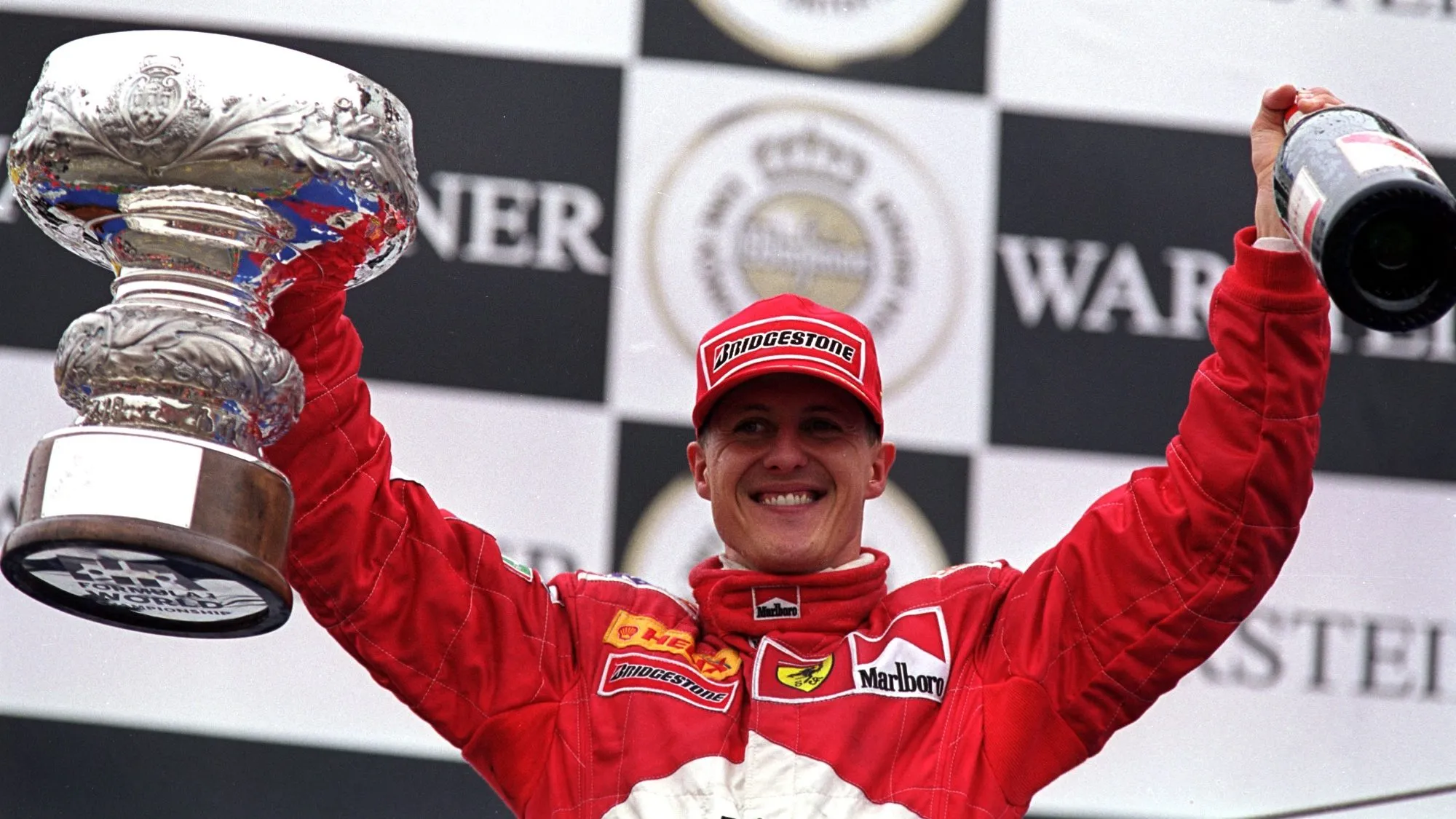 Michael Schumacher celebra su victoria en el Gran Premio de Italia en 2000.