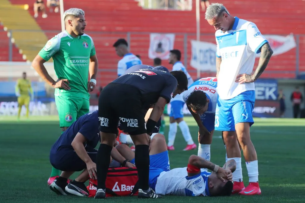 Gary Medel tuvo que ser reemplazado por Diego Valencia en el inicio del complemento