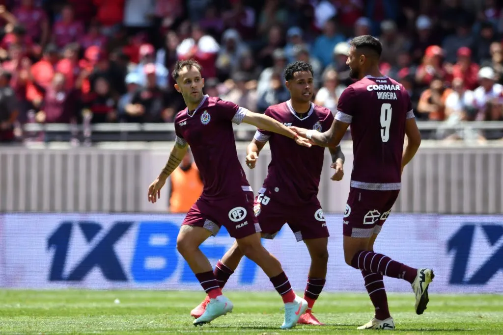 Sebastián Gallegos aprovechó un balón que condujo Fabricio Díaz y descontó ante los albos. (Alejandro Pizarro Ubilla/Photosport).
