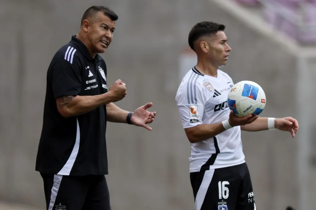 Jorge Almirón sabe que los laterales serán función de Aquino cuando estén en zona ofensiva. (Andrés Piña/Photosport).