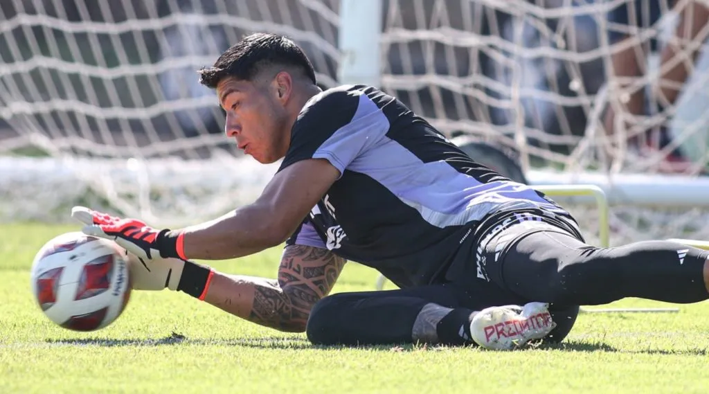 Cortés ha iniciado con algunas dudas este 2025 atajando para el Cacique. | Foto: Colo Colo.