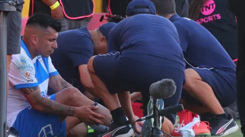 Medel salió lesionado en el duelo de la Católica
