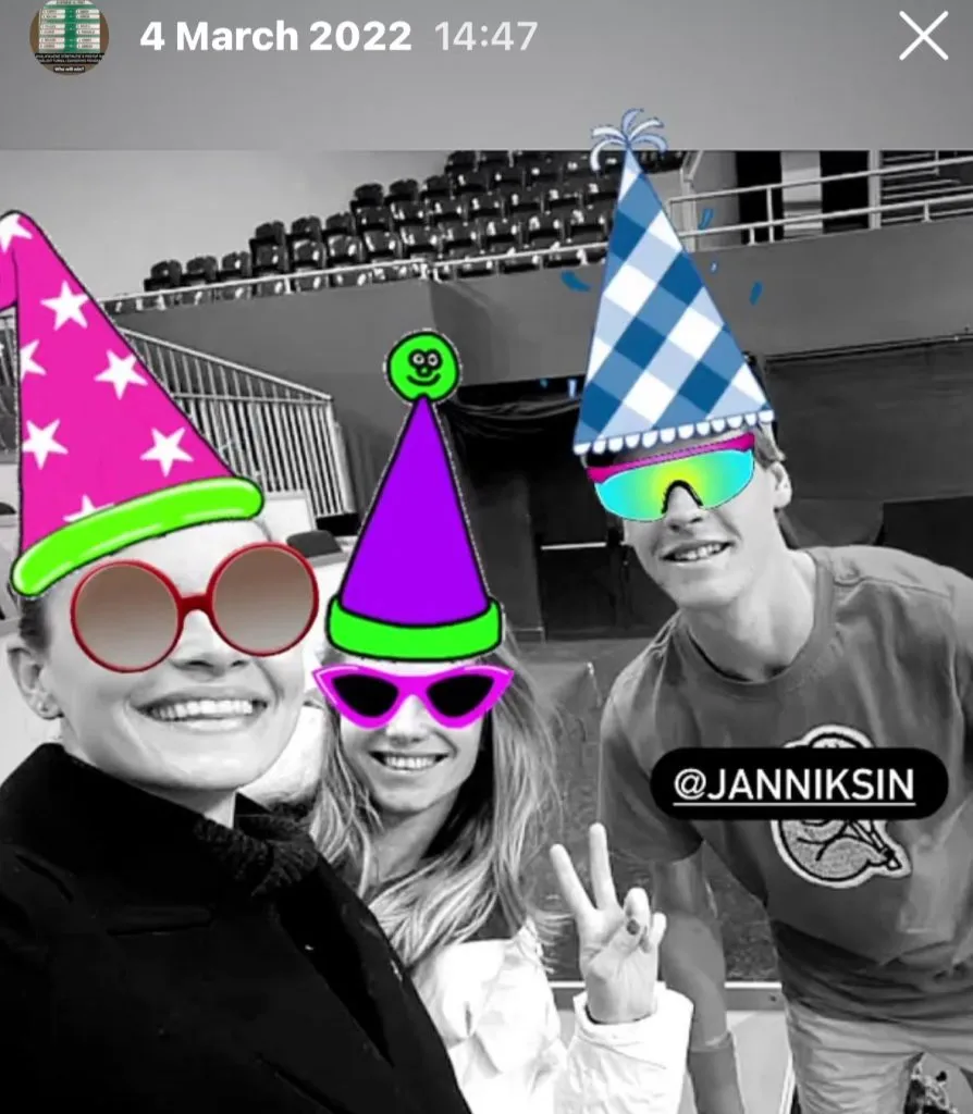 En la imagen compartida por la ex tenista se ve a Sinner con los tradicionales gorros de fiesta. (Foto: ‘X’ @RomanaTabak)