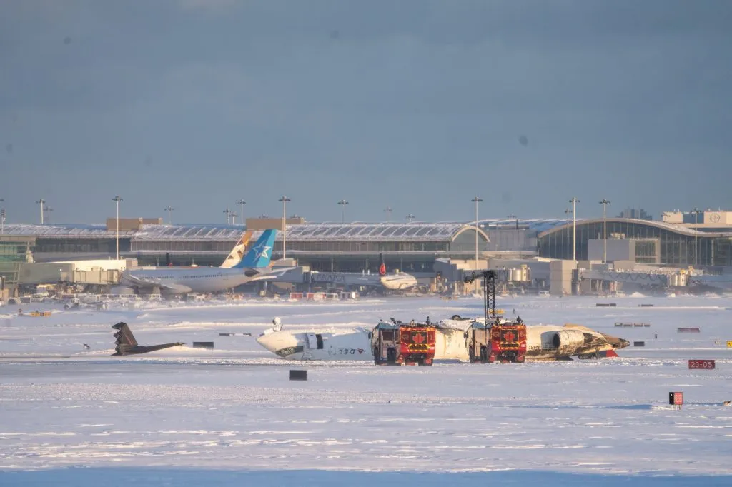 Personal de emergencia trabaja en el lugar del accidente del avión de Delta Airlines (Getty Images).