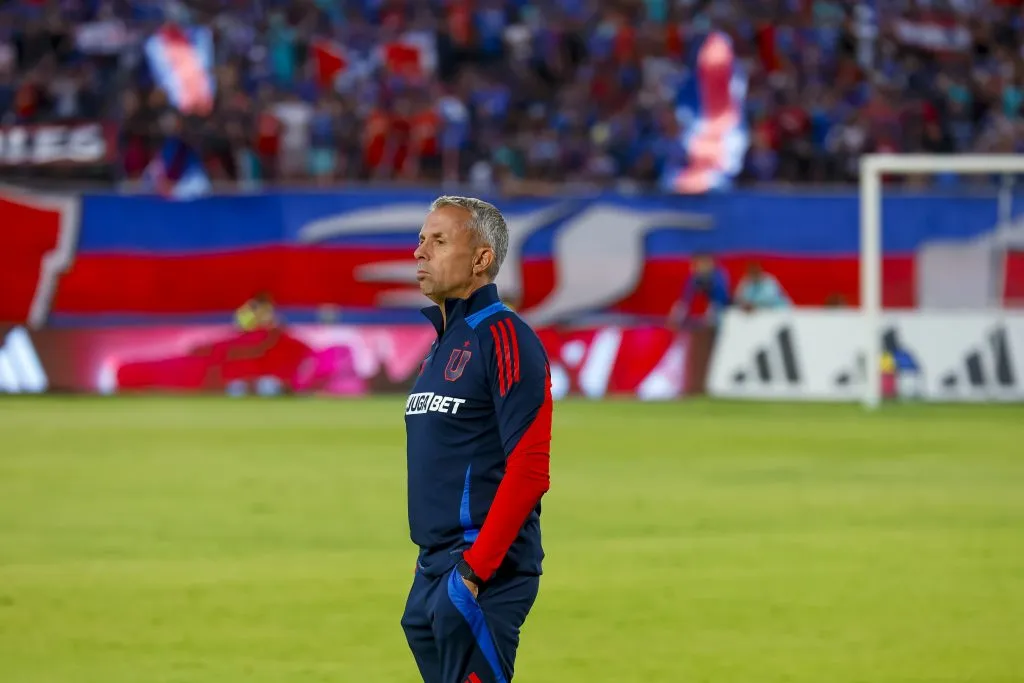 Gustavo Álvarez se la juega con cambios en U de Chile. Foto:  Pepe Alvujar/Photosport