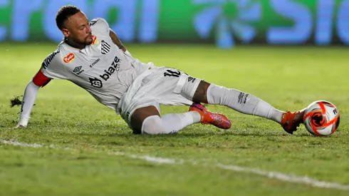 Neymar encabeza protesta de futbolistas en Brasil.