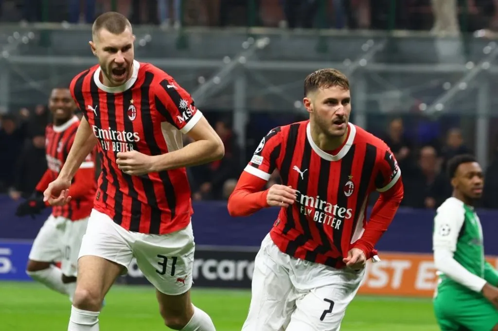 Giménez celebra su gol con el Milan en Champions