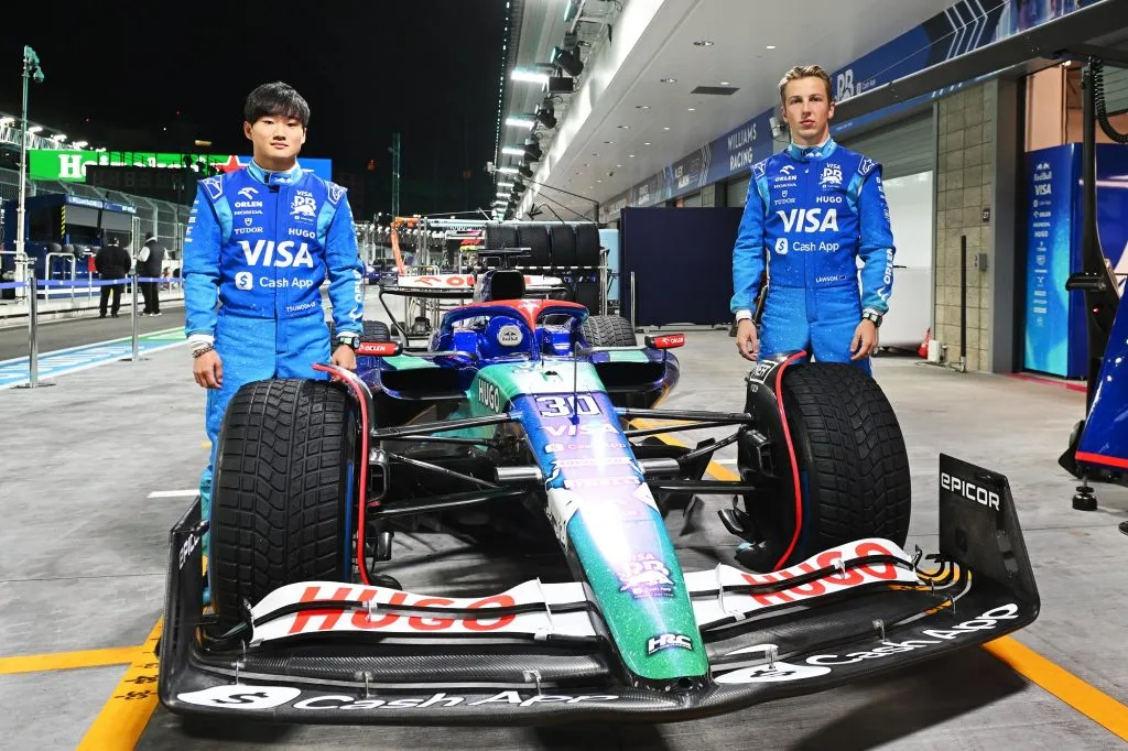 Yuki Tsunoda y Liam Lawson desvelan la edición especial de su monoplaza durante la previa del Gran Premio de F1 de Las Vegas 2024 (Getty Images).