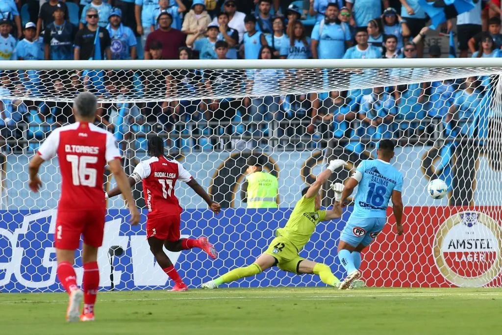 Así venció Rodallega la resistencia de Leandro Requena. (Alex Diaz/Photosport).