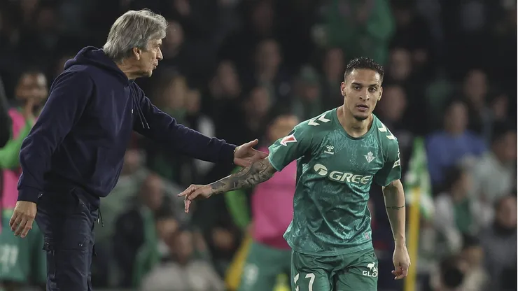 Manuel Pellegrini felicita al brasileño Antony.