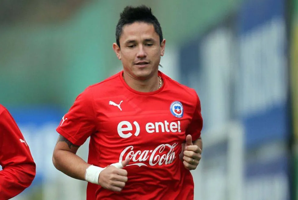 Gustavo Canales fue el último 9 nacionalizado en jugar por la Roja. Apenas disputó un partido y no pudo convertir. ¿Podrá mejorar esto Fernando Zampedri en caso de ser nominado? | Foto: Archivo.