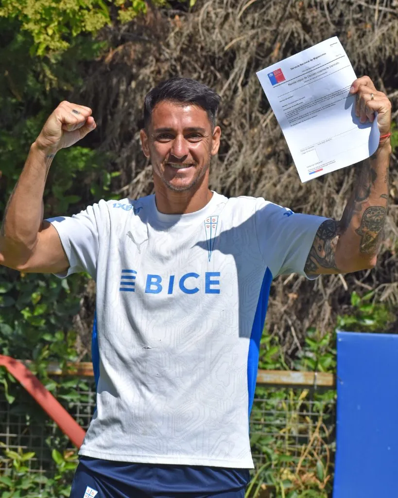Fernando Zampedri recibió la nacionalización chilena. Foto: U. Católica.