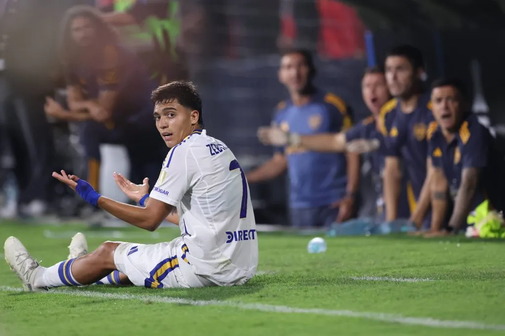 Exequiel Zeballos motivó un duro reproche de Fernando Gago. (Foto: Imago).