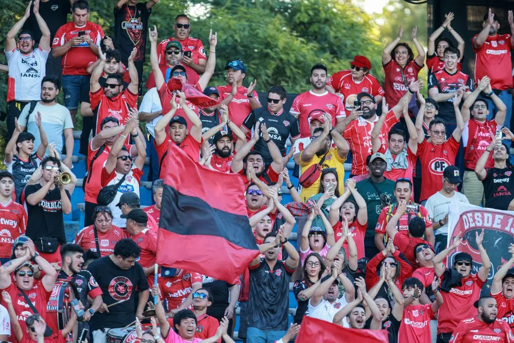 Cerca de 500 hinchas de Ñublense llegaron al Centenario. Imagen: Photosport.