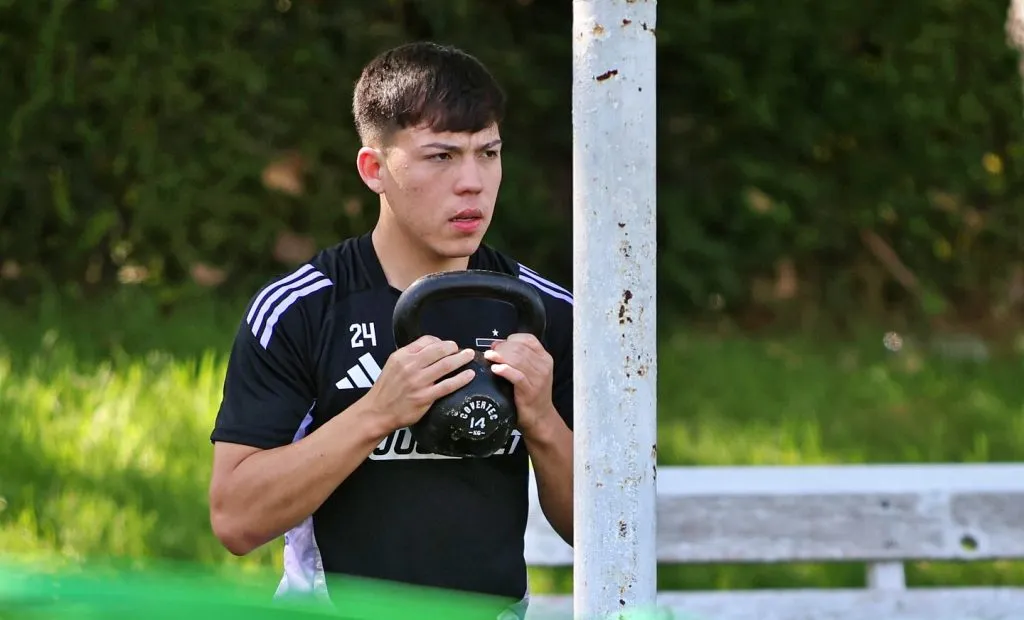 Leandro Hernández ya entrena con el Cacique tras defender a la Roja Sub 20. | Foto: Colo Colo.