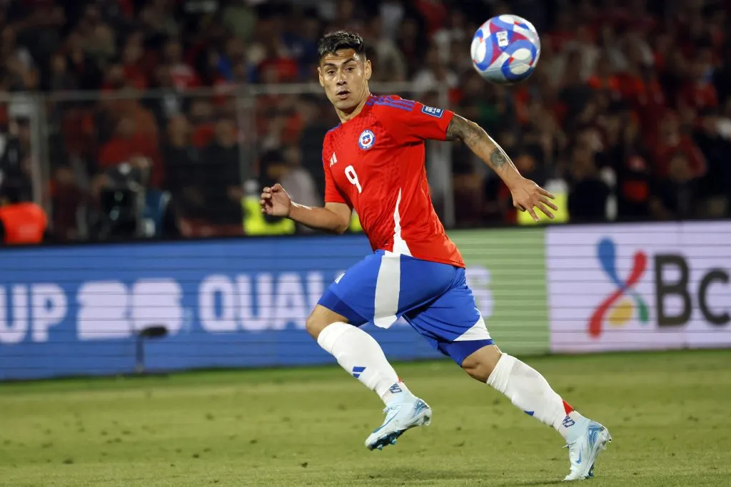 Felipe Mora sumó minutos ante Venezuela por las Eliminatorias. Foto: Andres Pina/Photosport