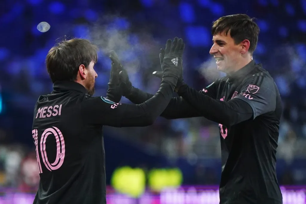 Lionel Messi celebra su golazo junto a su compatriota Tadeo Allende. (Kyle Rivas/Getty Images).