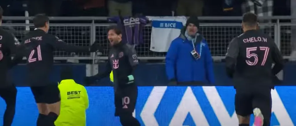 Messi celebra ante la presencia de las camisetas de Huachipato y la UC. Imagen: Disney+