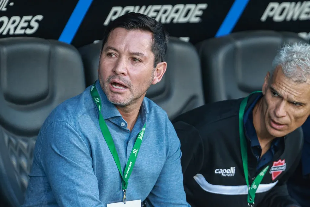 Francisco Arrué no lo pasó bien en el Centenario junto a Ñublense. (Focouy/Photosport).