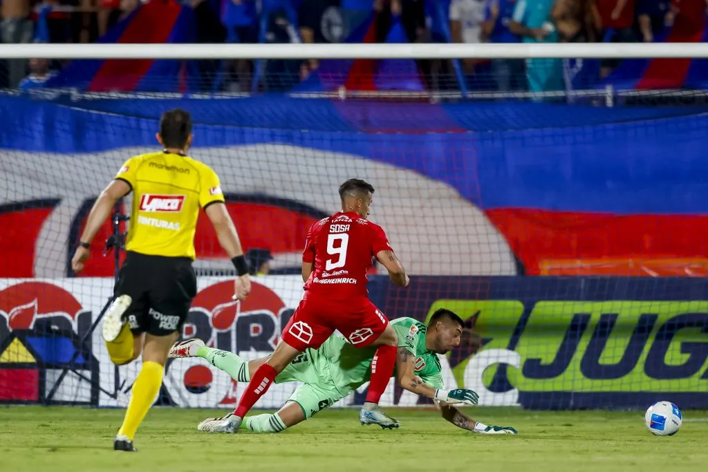 Gonzalo Sosa pudo anotarle a la U, pero estaba offside. (Pepe Alvújar/Photosport).