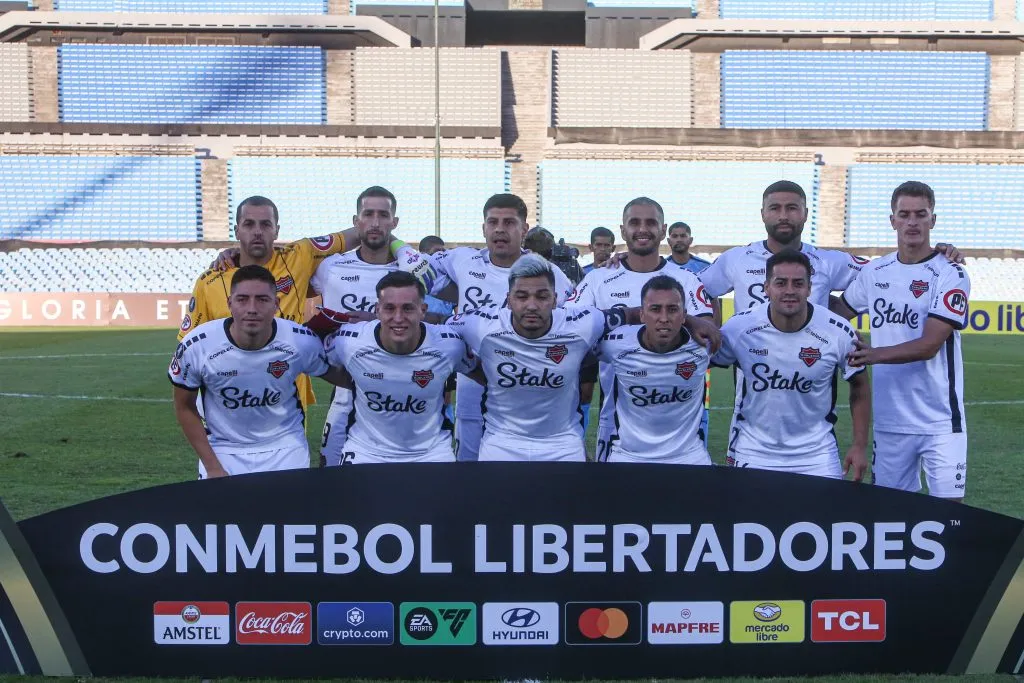 Gonzalo Sosa está al lado del portero, Nicola Pérez. (Focouy/Photosport)