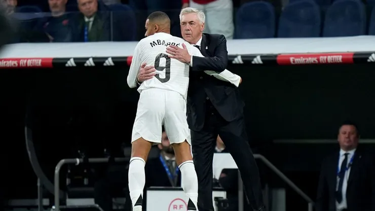 Kylian Mbappe y Carlo Ancelotti en el Estadio Santiago Bernabeu.