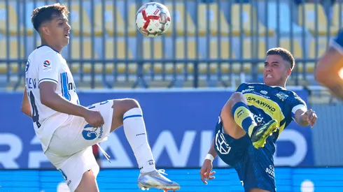 Benjamín Gazzolo y Álvaro Madrid disputan el balón en el último Huachipato vs Everton.
