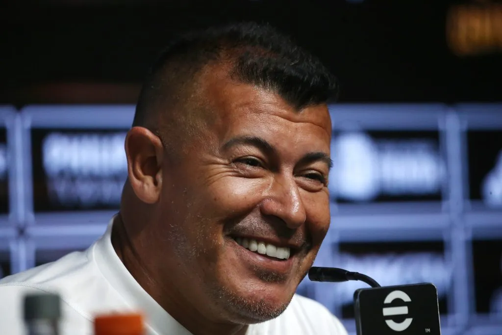 Almirón se vio sonriente en el Monumental. (Javier Salvo/Photosport).