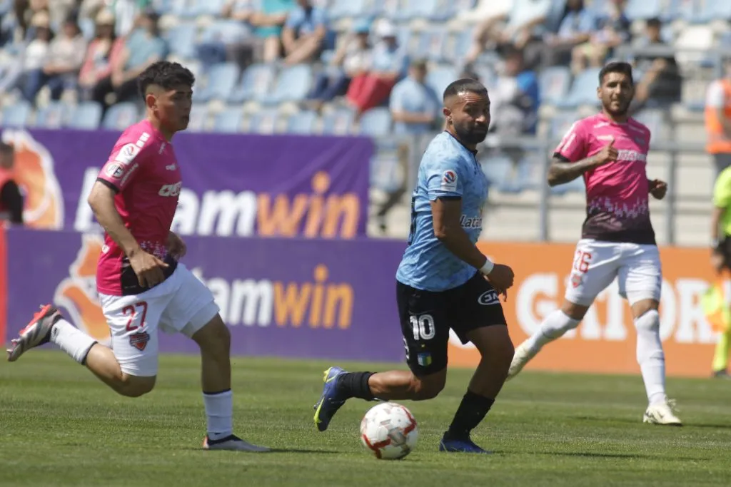 Flavio Moya en acción ante Bryan Rabello de O’Higgins. (Jorge Loyola/Photosport).