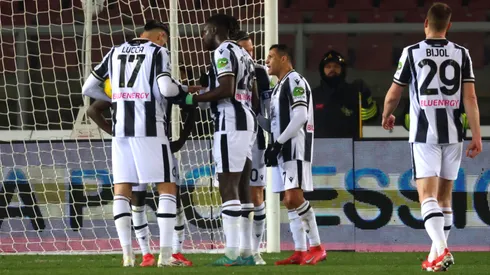 Alexis Sánchez testigo de durísima pelea en pleno partido de Udinese.