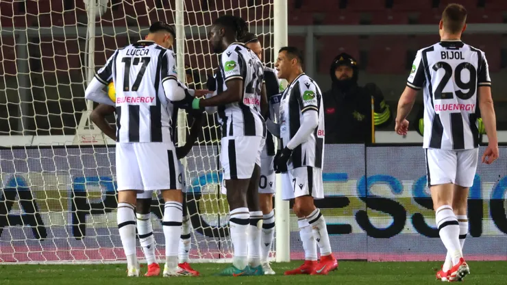 Alexis Sánchez testigo de durísima pelea en pleno partido de Udinese.