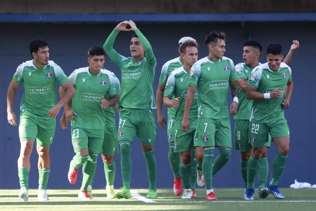Audax goleó a Iquique y trepa posiciones en la tabla del campeonato nacional.
