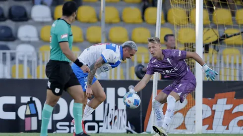 Vicente Bernedo se gana los aplausos con los hinchas de la UC.