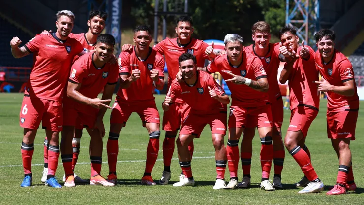 Huachipato le dio un baile a Everton.