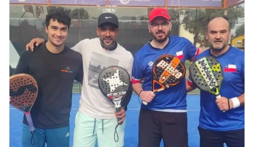 Beausejour jugando pádel con el exministro Giorgio Jackson.