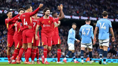 Liverpool gana para seguir sólido como líder de la Premier.