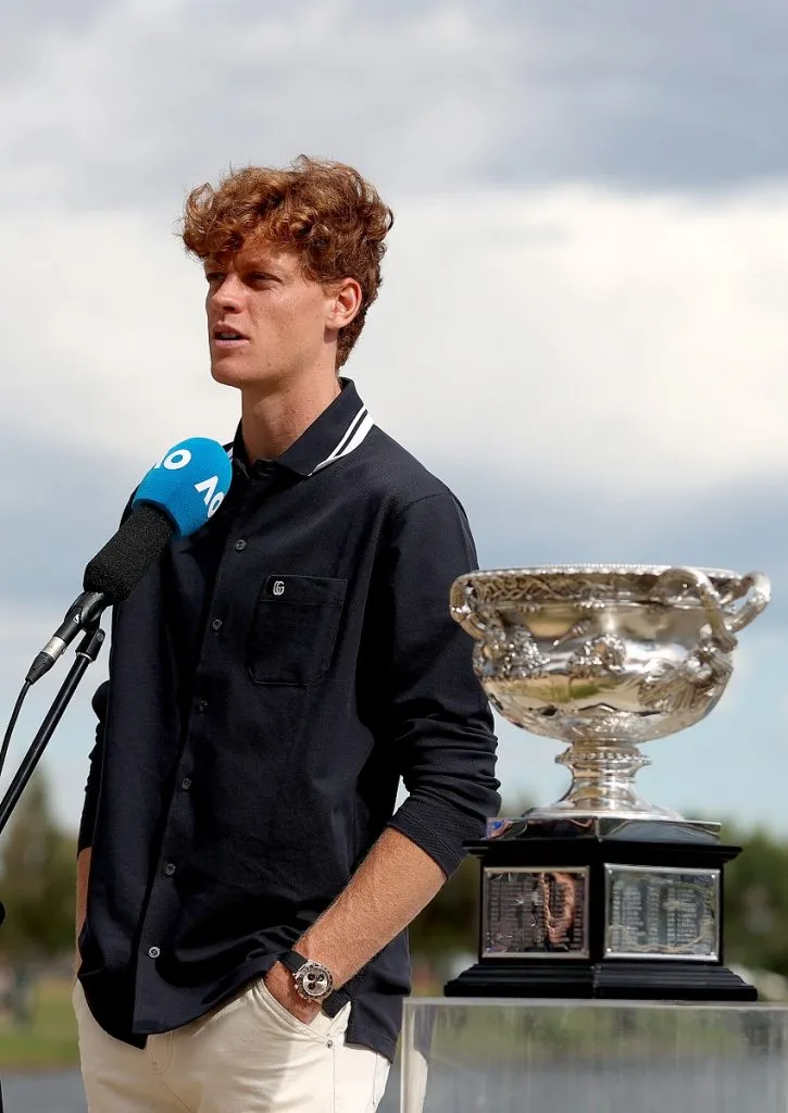 Jannik Sinner posando con el trofeo del Australian Open 2025, una dos semanas antes de su sanción por dopaje. (Getty Images).