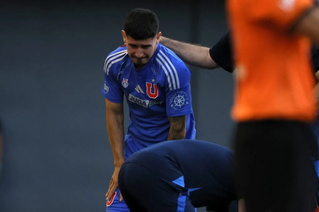 Los gestos de dolor de Nicolás Fernández ya quedaron atrás. Está a disposición del DT. (Andres Pina/Photosport).