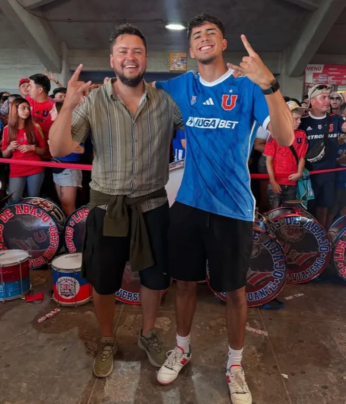 Waldo Ponce y su hijo estuvieron en el bombo de la U este domingo. Foto: Instagram.