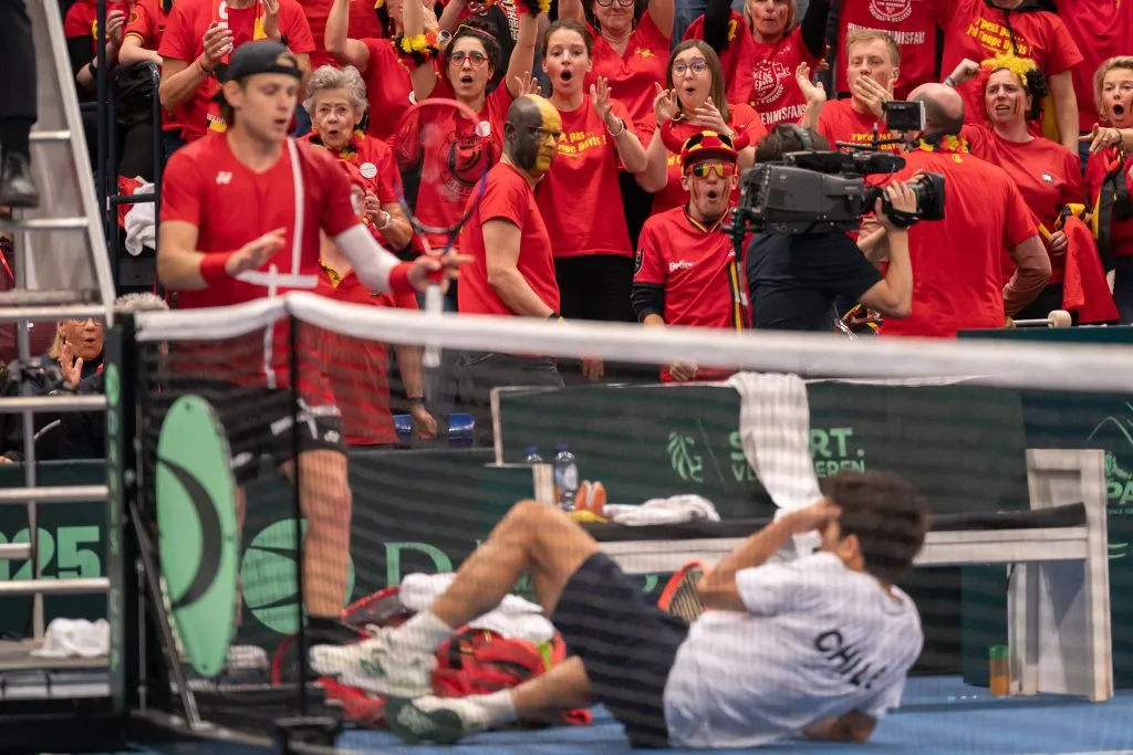 Cristian Garin en el suelo tras el golpe que le dio Zizou Bergs. Foto: Imago