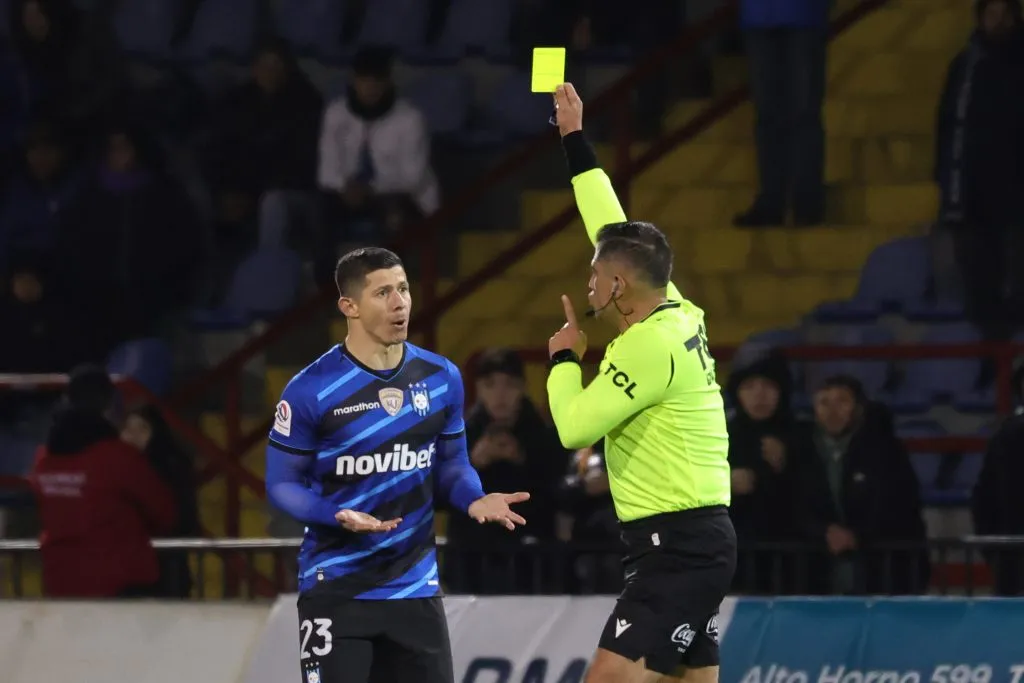 Cris Martínez en acción por Huachipato durante el Campeonato Nacional 2024. Fue amonestado tras anotarle a Cobreloa. (Eduardo Fortes/Photosport).