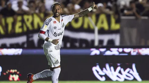 Neymar la rompe en Brasil.