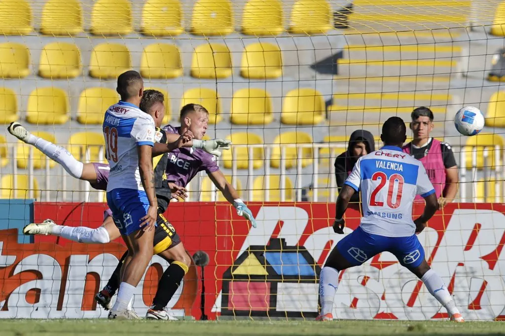 La tapada de Bernedo ante Nicolás Johansen en el estadio Francisco Sánchez Rumoroso. (Javier Torres/Photosport).