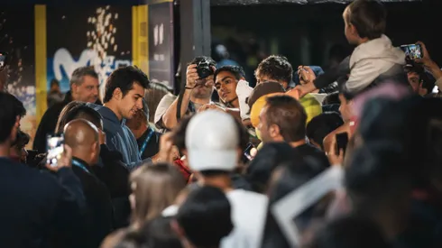 Cristian Garin recibe el cariño de los hinchas en el ATP de Santiago.